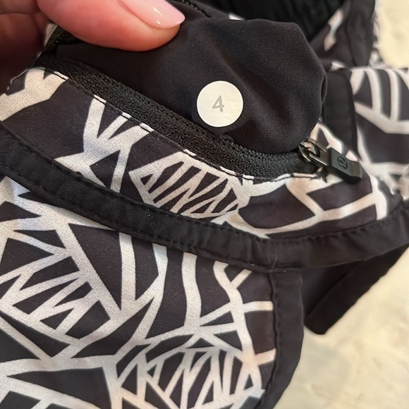 Lululemon Tracker Short III *4-way Stretch
Posey Black White / Black | size 4 - Picture 9 of 9